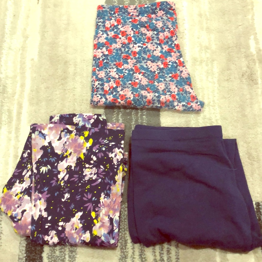 A bundle of 3 pairs of leggings
